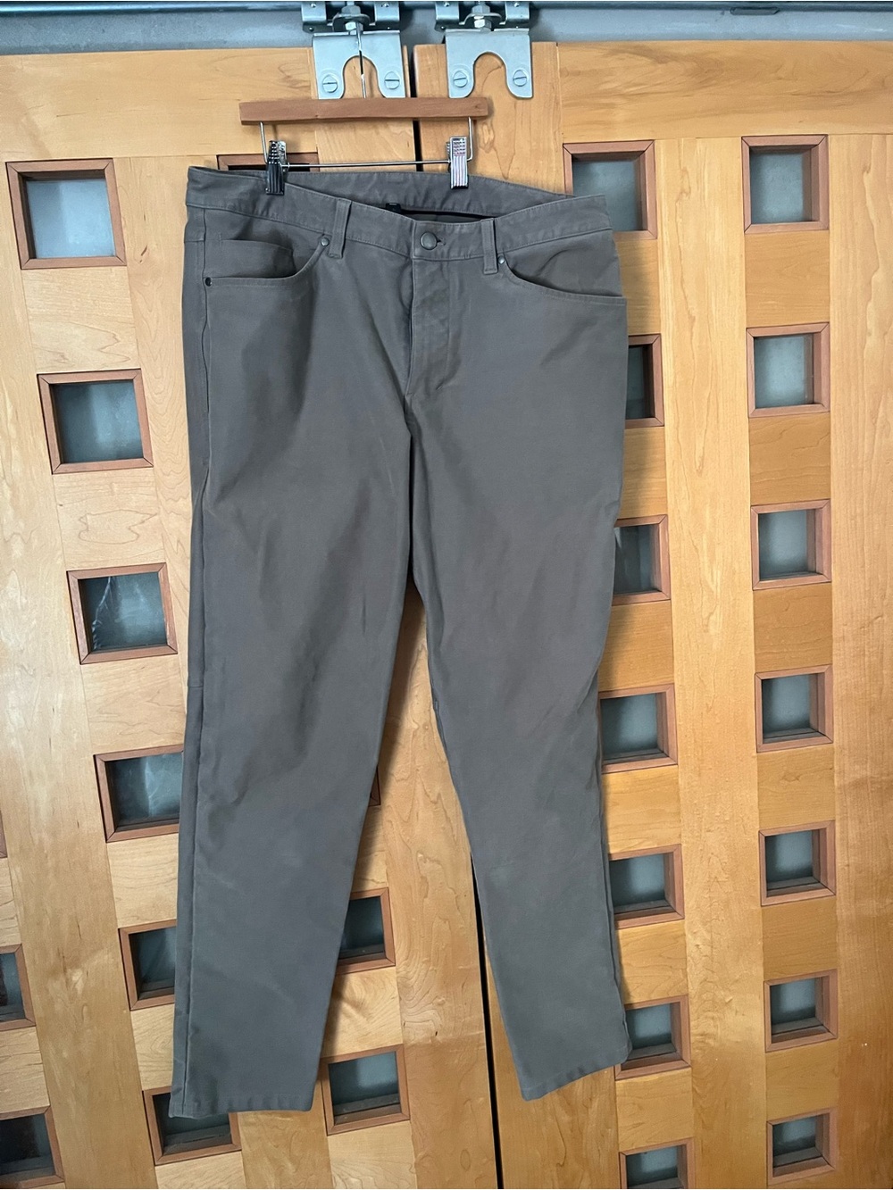 lululemon athletica Men's Chinos in Olive